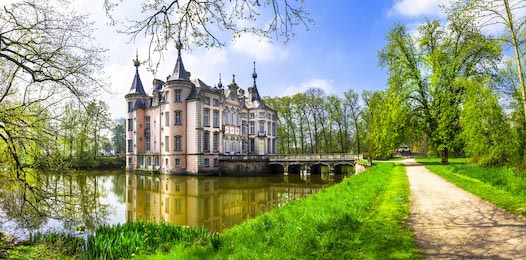 Романтический замок Поэке в Бельгии