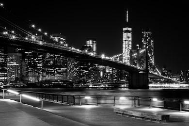 Черно-белый Бруклинский мост в центе Манхэттена
