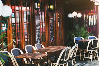 Уличный ресторан со столиками на улице в Париже