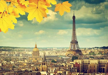 Осенние листья в Париже и Эйфелева башня