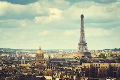 Красивый вид на Эйфелеву башню в Париже, Франция