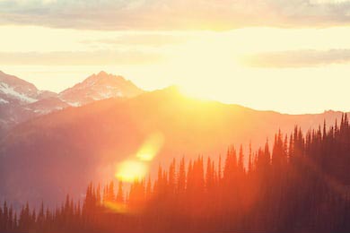 Закат солнца с яркими лучами в горах