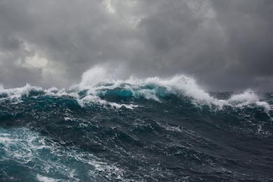 Океанская волна в Индийский океан во время шторма