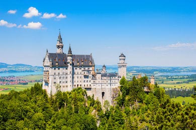 Невероятной красоты замок на вершине горы в Баварии