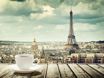 Фон с чашкой кофе и Эйфелевой башней в Париже