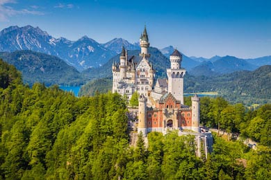 Замок романского возрождения XIX века с ландшафтом