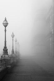Лондонские фонари в в тумане, черно-белое фото