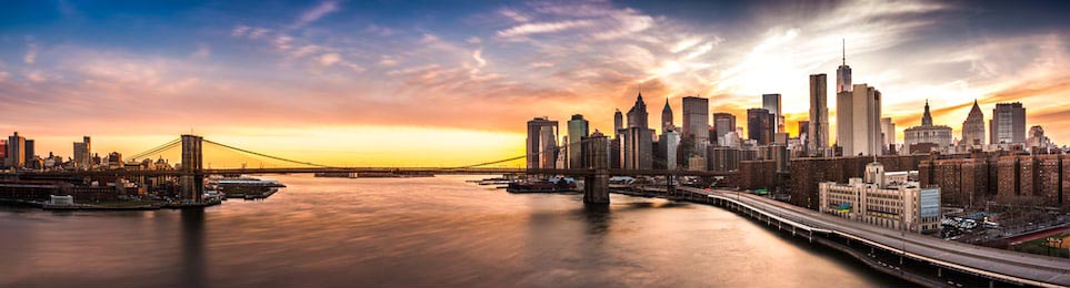 Панорама Бруклинского моста на закате в Нью-Йорке