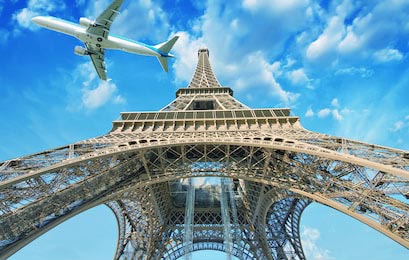 Самолет над Парижем. Концепция туризма и отдыха