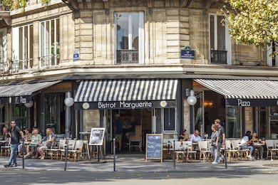 Красивое летнее кафе на улице в Париже люди отдыхают