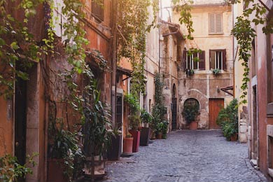 Пустая уютная улица в Риме, Италия