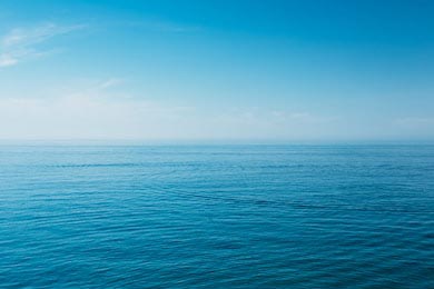 Спокойный морской океан и голубое чистое небо