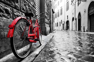 Винтажный красный велосипед на улице в старом городе