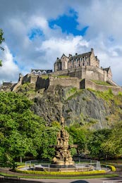 Эдинбургский замок с фонтаном Росс на переднем плане