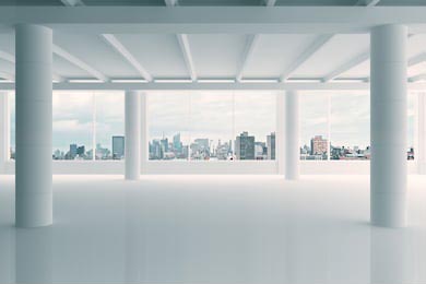 Светлый офис с большими окнами с видом на город 