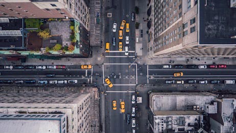 Вертикальный вид на 5-е авеню в Нью-Йорке и такси