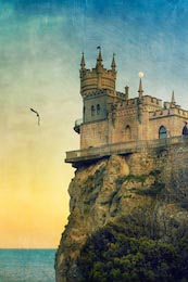 Крымский замок Ласточкино гнездо с луной и птицей