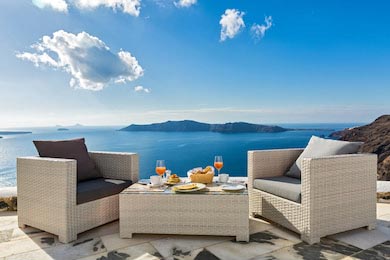 Сок и завтрак на террасе у синего моря на Санторини