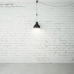 Комната с черным светильником на кирпичной стене