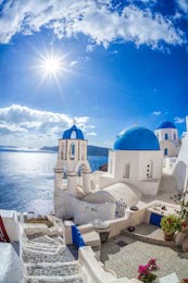 Ия на Санторини в Греции при ясной солнечной погоде