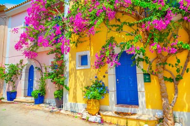 Уличный дворик дома с цветами в Кефалонии, Греция