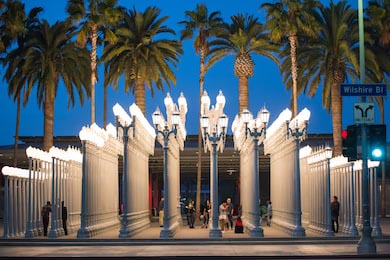 Городской свет у Музея искусств Лос-Анджелеса