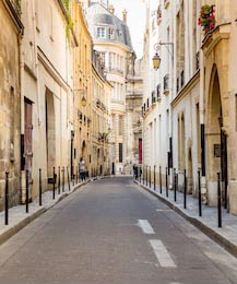 Узкая автомобильная улица в Париж, Франция