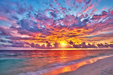 Красочный закат над океаном на Мальдивах