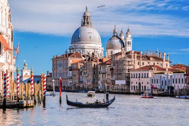 Большой канал с гондолой в Венеция, Италия