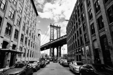 Манхэттенский мост видно из кирпичных зданий