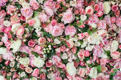 Цветочная композиция из розовых и белых роз