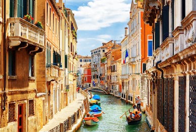 Канал Рио-Марин с гондолами в Венеции