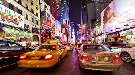 Такси и движение на Таймс-сквер и 42-й улице