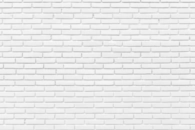 Стена из белых ровных кирпичей