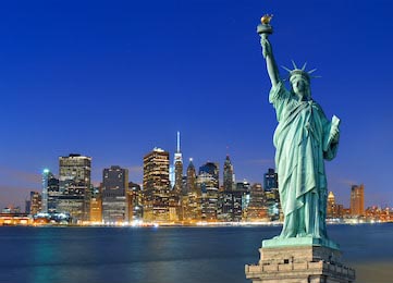 Манхэттен  и Статуя Свободы на фоне ночного города
