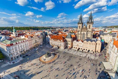 Церковь Тын и мемориал Яна Гуса из Старой ратуши