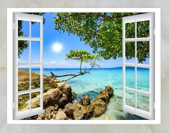 Залитое солнцем окно с видом на море и камни