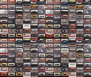 Огромная коллекция аудиокассет музыкальный фон