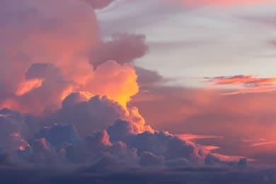 Розовый закат в пушистых облаках