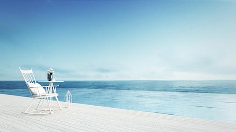 Кресло-качалка на солнечной террасе с морем