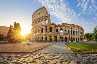 Вид на Колизей в Риме и утреннее солнце, Италия