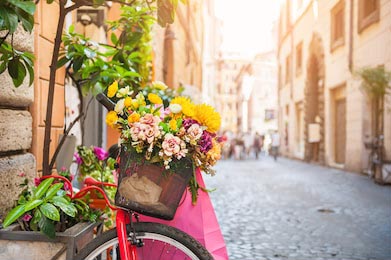 Велосипед с цветами на старой улице в Риме, Италия