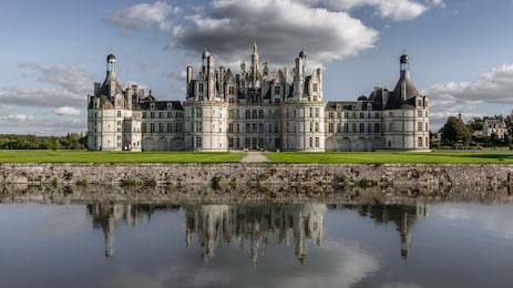 Огромный замок Шамбор стоящий у воды во Франции