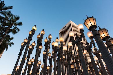 Уличные фонари перед Музеем искусств в ЛА