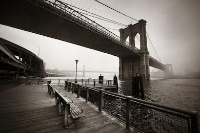 Бруклинский мост в туманный день в центре Манхэттена