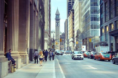 Вид городских улиц и зданий в Торонто