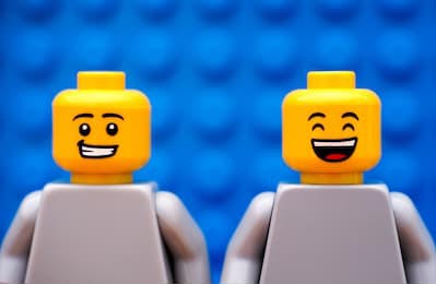 Минифигурки Лего с ухмылкой и счастливая