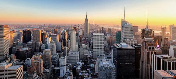 Солнечный закат на фоне небоскребов Манхэттена