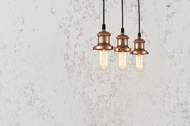 Лампы Эдисона на фоне бетонной стены