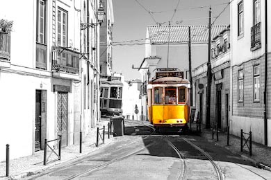 Желтый трамвай на черно-белых улицах Лиссабона